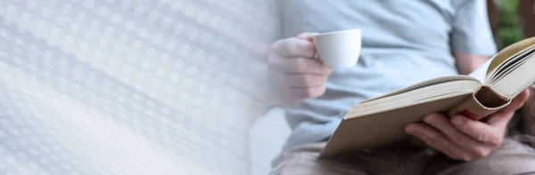 Mann liest draußen ein Buch. Panorama-Banner — Stockfoto