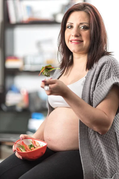 Здорове харчування молодої вагітної жінки — стокове фото