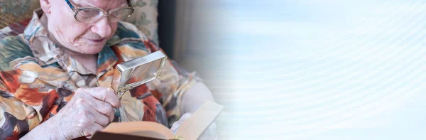 Una anciana leyendo un libro. bandera panorámica — Foto de Stock