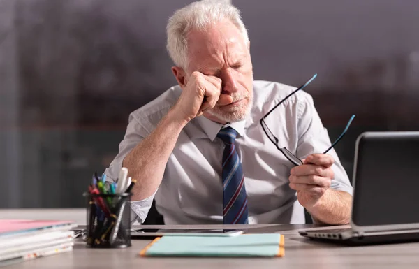 Porträt eines müden Geschäftsmannes — Stockfoto