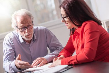 ofiste çalışan iş adamları