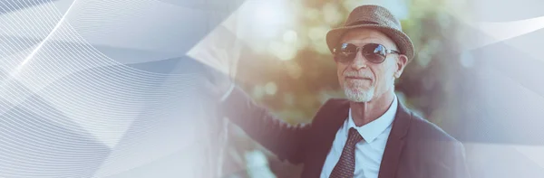 Портрет взрослого мужчины в солнечных очках, световой эффект. panoram — стоковое фото