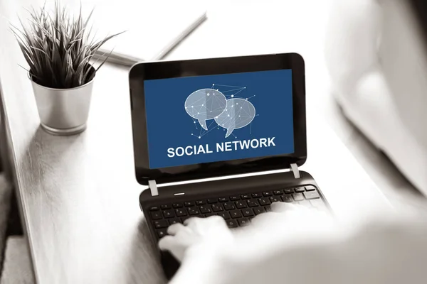 Концепція соціальної мережі на екрані ноутбука — стокове фото