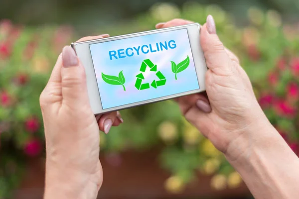 Koncepcja recyklingu na smartfonie — Zdjęcie stockowe