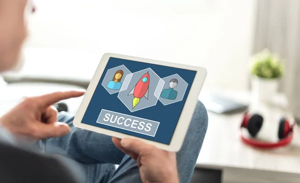 Concepto de éxito empresarial en una tableta — Foto de Stock