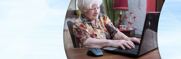 Una anciana usando un portátil. bandera panorámica — Foto de Stock
