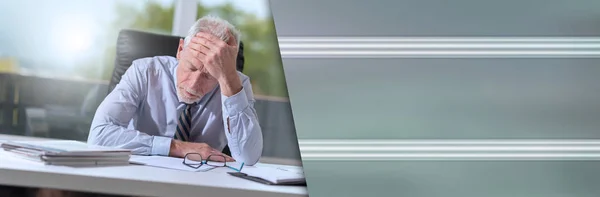 Der müde Geschäftsmann sitzt im Büro. Panorama-Banner — Stockfoto