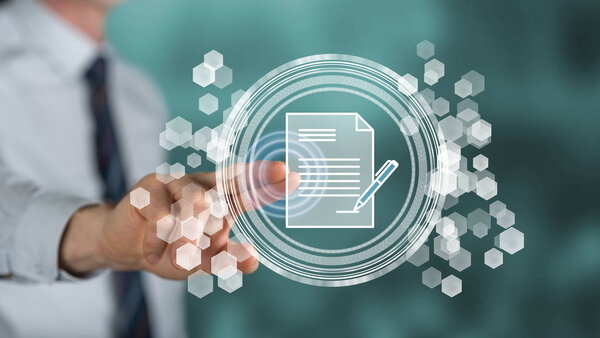 Человек, касающийся умной концепции контракта
