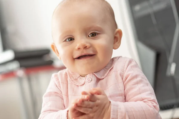 Retrato de bebê bonito feliz menina — Fotografia de Stock