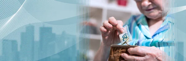 Una mujer mayor sacando un billete de su billetera. ba panorámica — Foto de Stock