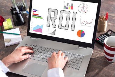 ROI konsept dizüstü bilgisayar ekranında