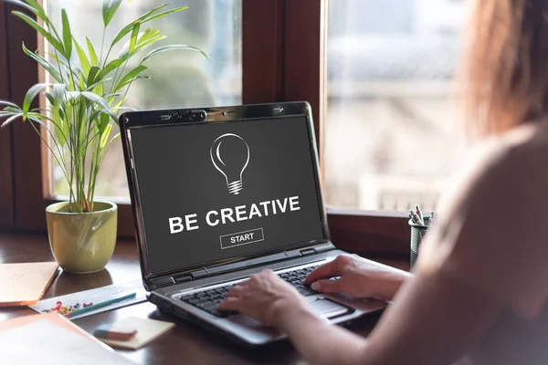 Seja criativo conceito em uma tela de laptop — Fotografia de Stock