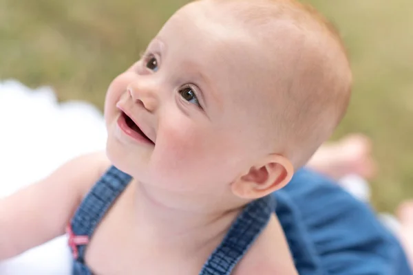 Retrato de bebê sorridente bonito menina, ao ar livre — Fotografia de Stock