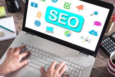 SEO kavramı bir laptop ekranında