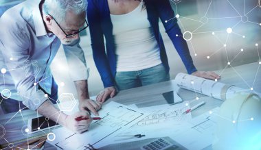 Mimarlar planlar üzerinde çalışıyor, ışık etkisi. çoklu pozlama