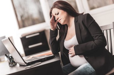 Baş ağrısı ile iş yerinde hamile kadın