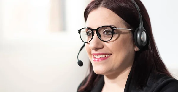 Portret van vrouwelijke telefoon operator met headset — Stockfoto