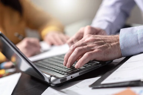 Hände des Geschäftsmannes mit Laptop, Lichteffekt — Stockfoto