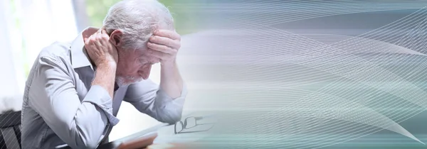 Stressad affärsman som sitter på kontor. panoramautsikt över banner — Stockfoto