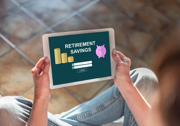 Concetto di risparmio pensionistico su tablet — Foto Stock