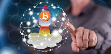 Bitcoin'in yükseliş konseptine dokunan adam