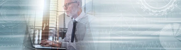 Empresario trabajando en portátil, doble exposición, efecto de luz. Papá. — Foto de Stock