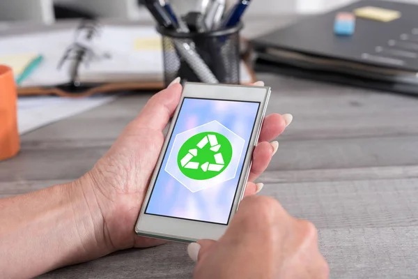 Concepto de reciclaje en un smartphone — Foto de Stock