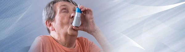 Senior woman using an inhaler. panoramic banner — Stock Photo, Image