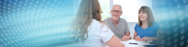 Senior-Paar trifft Finanzberater. Panorama-Banner — Stockfoto