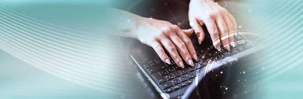 Las manos femeninas escribiendo en el portátil con efecto de red. prohibición panorámica — Foto de Stock