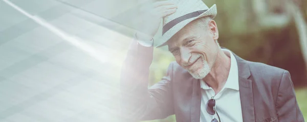 Mutlu olgun adam bir şapka, ışık etkisi giyen — Stok fotoğraf