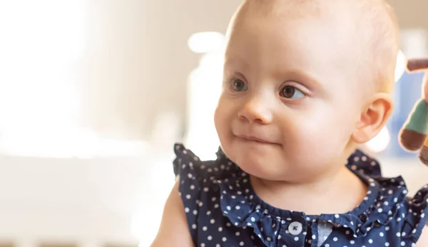 Retrato de niña linda, efecto de luz — Foto de Stock