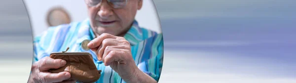 Η ηλικιωμένη γυναίκα παίρνει ένα κέρμα από το πορτοφόλι της. πανοραμικό πανό — Φωτογραφία Αρχείου