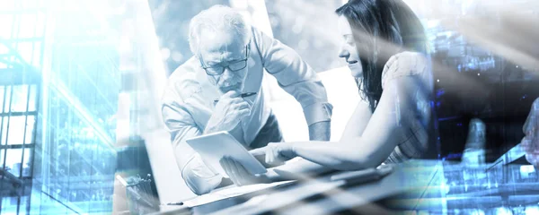 Joven empresaria y empresario senior trabajando juntos; mul — Foto de Stock