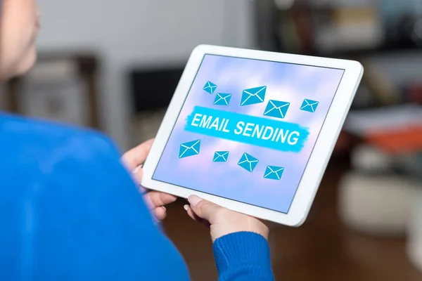 E-mail wysyłanie koncepcja na tablecie — Zdjęcie stockowe