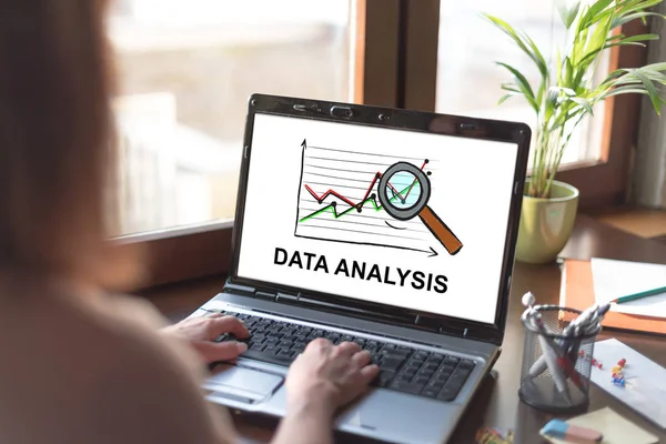 Conceito de análise de dados em uma tela de laptop — Fotografia de Stock