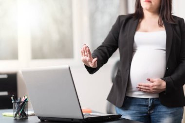 Hamile kadının onu laptop önünde bitkin