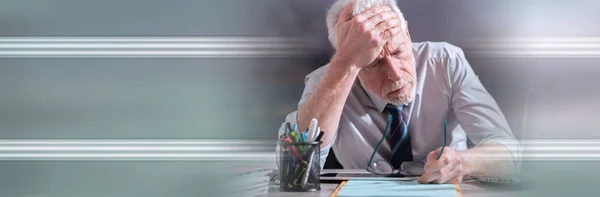 Retrato del hombre de negocios cansado. bandera panorámica — Foto de Stock