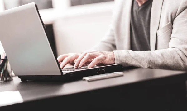 Mani di uomo d'affari utilizzando il computer portatile — Foto Stock