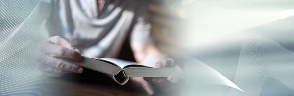 Man reading a book. panoramic banner — Stock Photo, Image