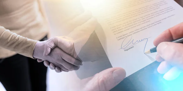Firma de un contrato y apretón de manos; exposición múltiple — Foto de Stock
