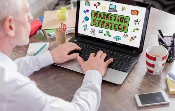 Concepto de estrategia de marketing en una pantalla portátil — Foto de Stock