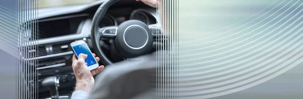 Hombre usando un smartphone y conduciendo. bandera panorámica — Foto de Stock