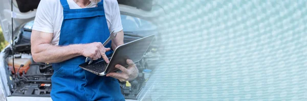 Mecânico usando laptop para verificar o motor do carro. bandeira panorâmica — Fotografia de Stock