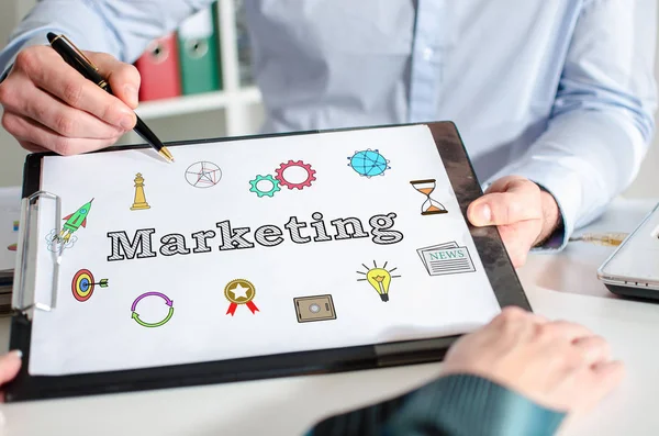 Concepto de marketing en un portapapeles — Foto de Stock