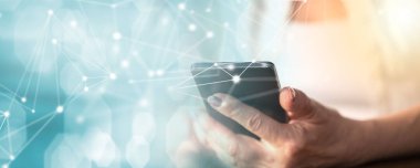 Kadın eli cep telefonu kullanıyor, birden fazla kez maruz kalıyor.