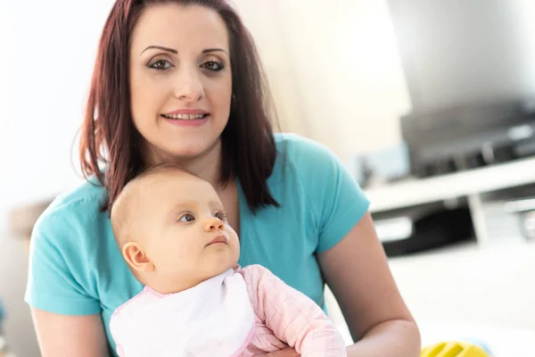 Retrato de mãe com seu bebê bonito menina — Fotografia de Stock