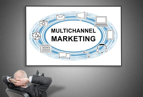 Hombre de negocios mirando el concepto de marketing multicanal — Foto de Stock