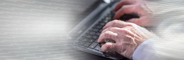 Mãos de homem de negócios usando laptop, de perto. bandeira panorâmica — Fotografia de Stock