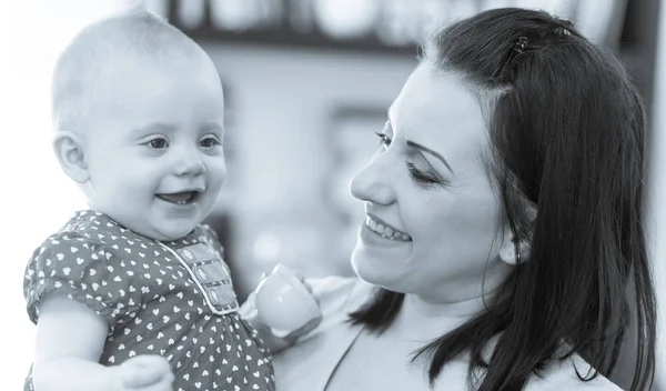 그녀의 귀여운 아기 소녀와 행복한 어머니의 초상화, 검은 색과 휘트 — 스톡 사진